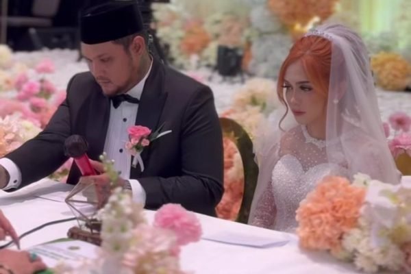 Penyanyi Virgoun dan istri barunya, Lindi Fitriyana, resmi melangsungkan pernikahan pada Kamis (26/2) lalu, bertepatan dengan bulan suci Ramadan/Foto : Dok. Instagram @virgoun_