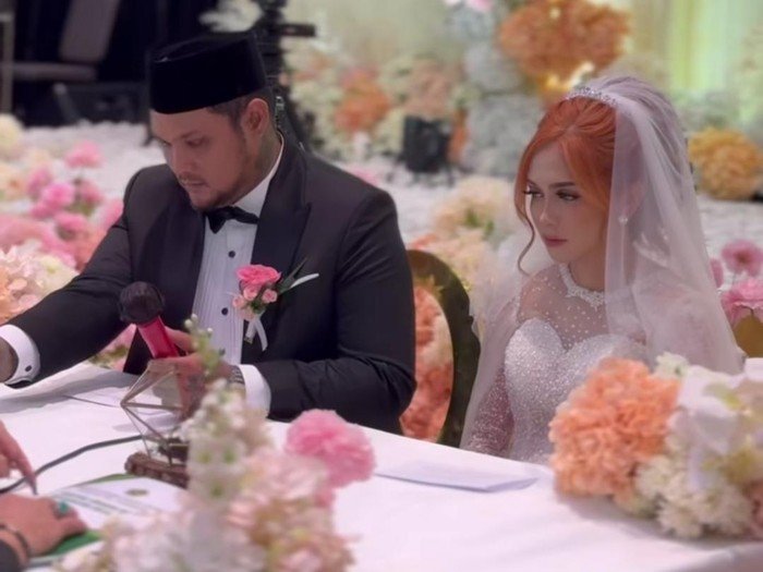 Penyanyi Virgoun dan istri barunya, Lindi Fitriyana, resmi melangsungkan pernikahan pada Kamis (26/2) lalu, bertepatan dengan bulan suci Ramadan/Foto : Dok. Instagram @virgoun_