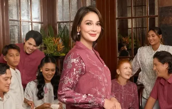Luna Maya dan keluarganya kompak mengenakan baju lebaran dengan warna senada/Foto : Dok. Instagram @geulis.id
