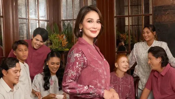 Luna Maya dan keluarganya kompak mengenakan baju lebaran dengan warna senada/Foto : Dok. Instagram @geulis.id
