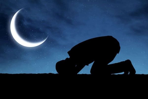 Ilustrasi sholat tahajud di sepertiga malam terakhir/Foto : Dok. Freepik