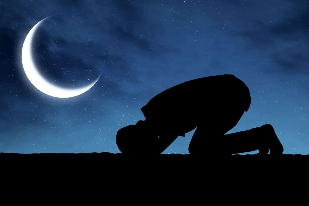 Ilustrasi sholat tahajud di sepertiga malam terakhir/Foto : Dok. Freepik