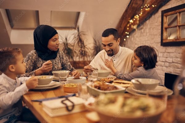 Ilustrasi keluarga muslim dengan suasana rumah yang damai dan nyaman/Foto : Dok. Adobe Stock