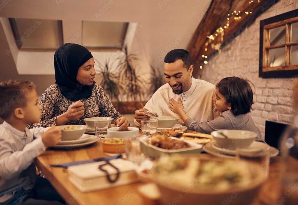 Ilustrasi keluarga muslim dengan suasana rumah yang damai dan nyaman/Foto : Dok. Adobe Stock