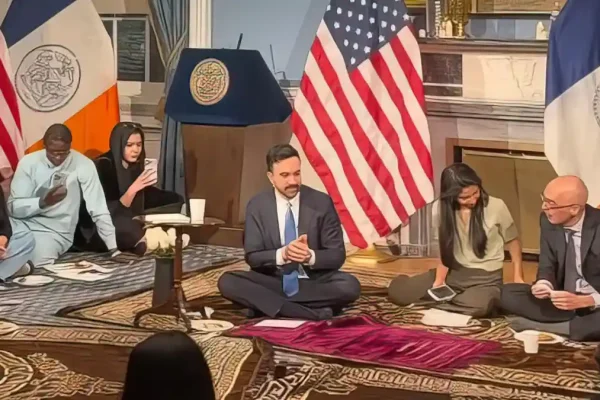 Momen Zohran Mamdani saat menggelar buka puasa perdana di Balai Kota New York atau City Hall, beberapa waktu lalu/Foto : Dok. Instagram @zohrankmamdani