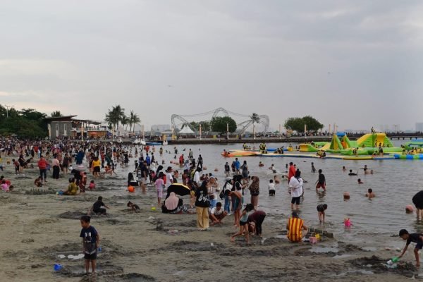 Antusias warga berlibur di Ancol, Jakarta. Foto: GPriority/Dimas A Putra