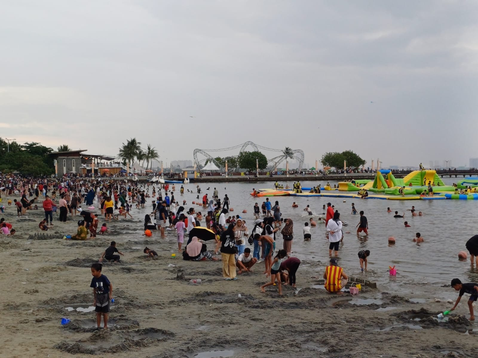 Antusias warga berlibur di Ancol, Jakarta. Foto: GPriority/Dimas A Putra