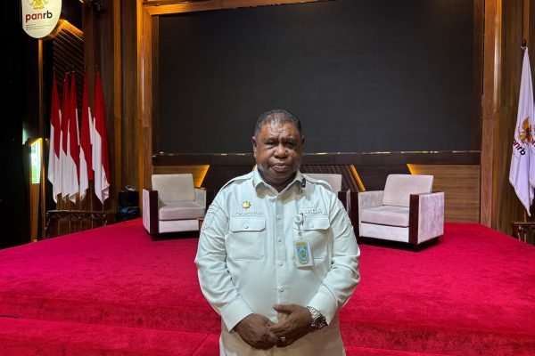 Sekretaris Daerah Provinsi Papua Barat, Drs. Ali Baham Temongmere, MTP, saat menghadiri agenda di KemenPAN-RB, Rabu (4/3)/Foto : Dok. GPriority (Yunita Kurnia Putri)