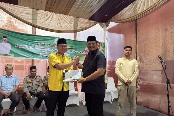 Bupati Aceh Tamiang, Aceh, Armia Pahmi memberikan sertifikat penghargaan kepada Kepala Satgas IPDN Pemulihan Bencana Aceh Tamiang, Brigjen Pol. Ulung Sampurna Jaya. Foto: GPriority/Zulfitra.