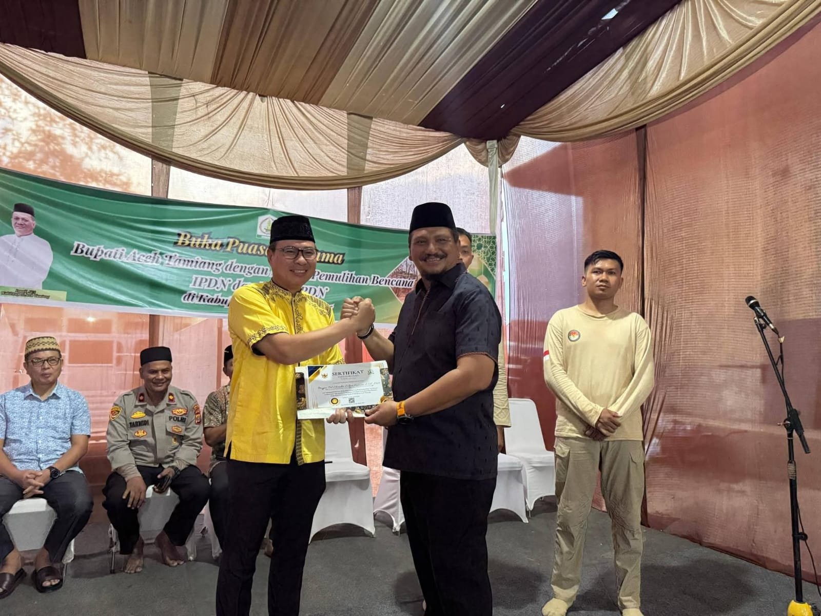 Bupati Aceh Tamiang, Aceh, Armia Pahmi memberikan sertifikat penghargaan kepada Kepala Satgas IPDN Pemulihan Bencana Aceh Tamiang, Brigjen Pol. Ulung Sampurna Jaya. Foto: GPriority/Zulfitra.