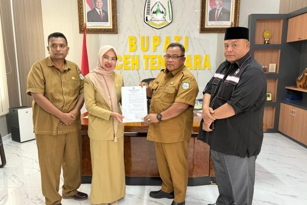 Sekda Aceh Tenggara Yusrizal didampingi Kepala BKPSDM, Abdul Syafaruddin dan Ketua MAA, Kasri Selian menyerahkan SK Plt Kadis DPPKB Aceh Tenggara kepada dr. Nurlela, Sp.PA. (Dok. BKPSDM Aceh Tenggara).