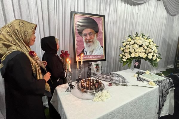 Warga memberikan penghormatan terakhir kepada Pemimpin Tertinggi Iran, Ayatollah Ali Khamenei, Kamis (5/3) di kediaman Duta Besar Iran untuk Indonesia, Jakarta/Foto : Dok. GPriority (Nindya Farhah Azzahrah)