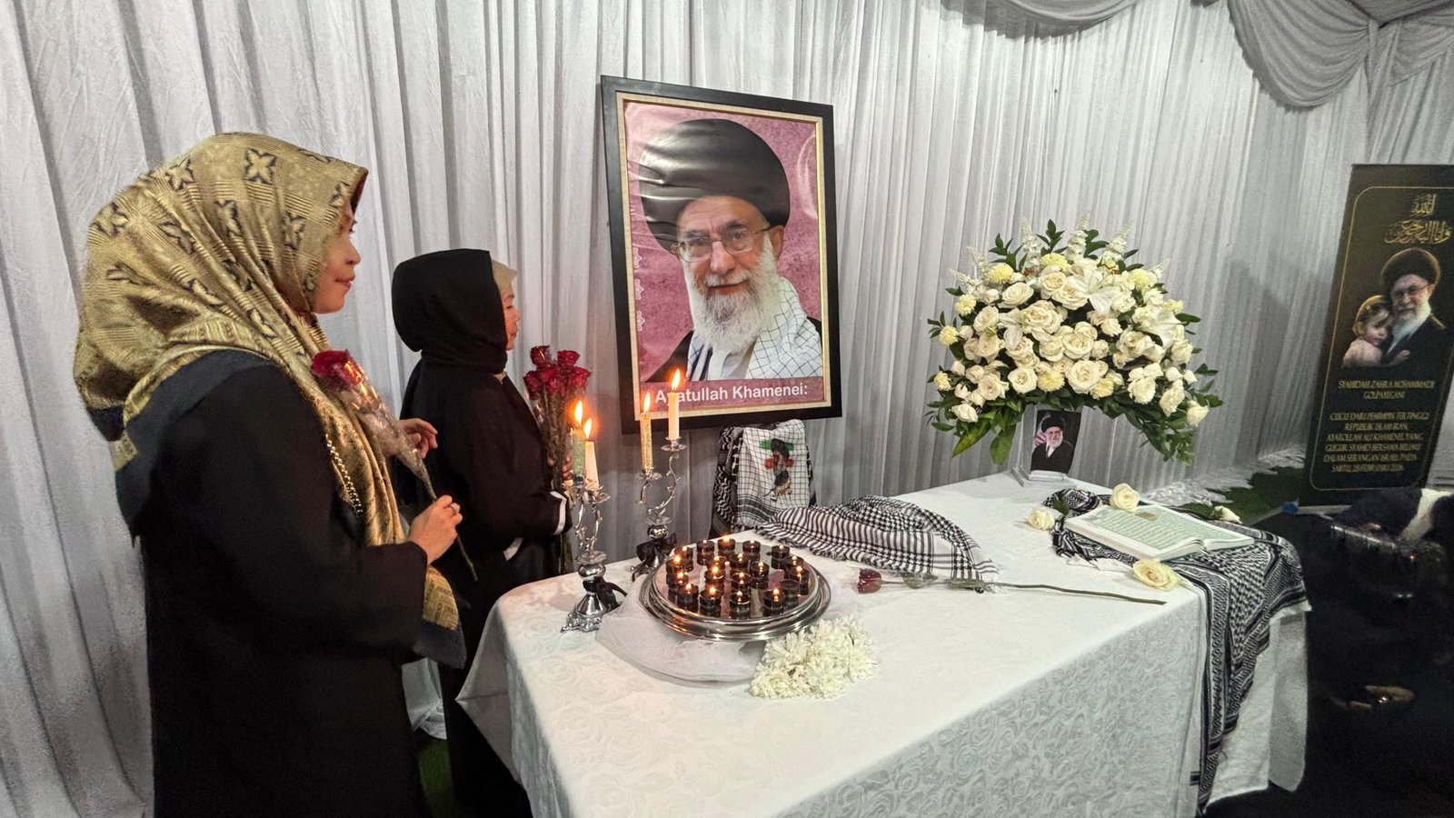 Warga memberikan penghormatan terakhir kepada Pemimpin Tertinggi Iran, Ayatollah Ali Khamenei, Kamis (5/3) di kediaman Duta Besar Iran untuk Indonesia, Jakarta/Foto : Dok. GPriority (Nindya Farhah Azzahrah)
