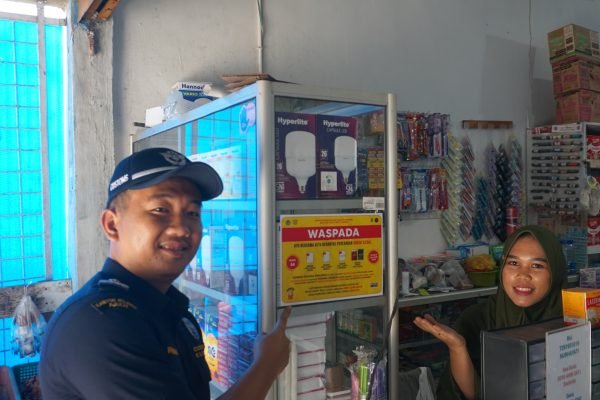 Petugas Bea Cukai Langsa melakukan sosialisasi ke warung di wilayah Aceh Tamiang (Foto: zulfitra/gpriority).