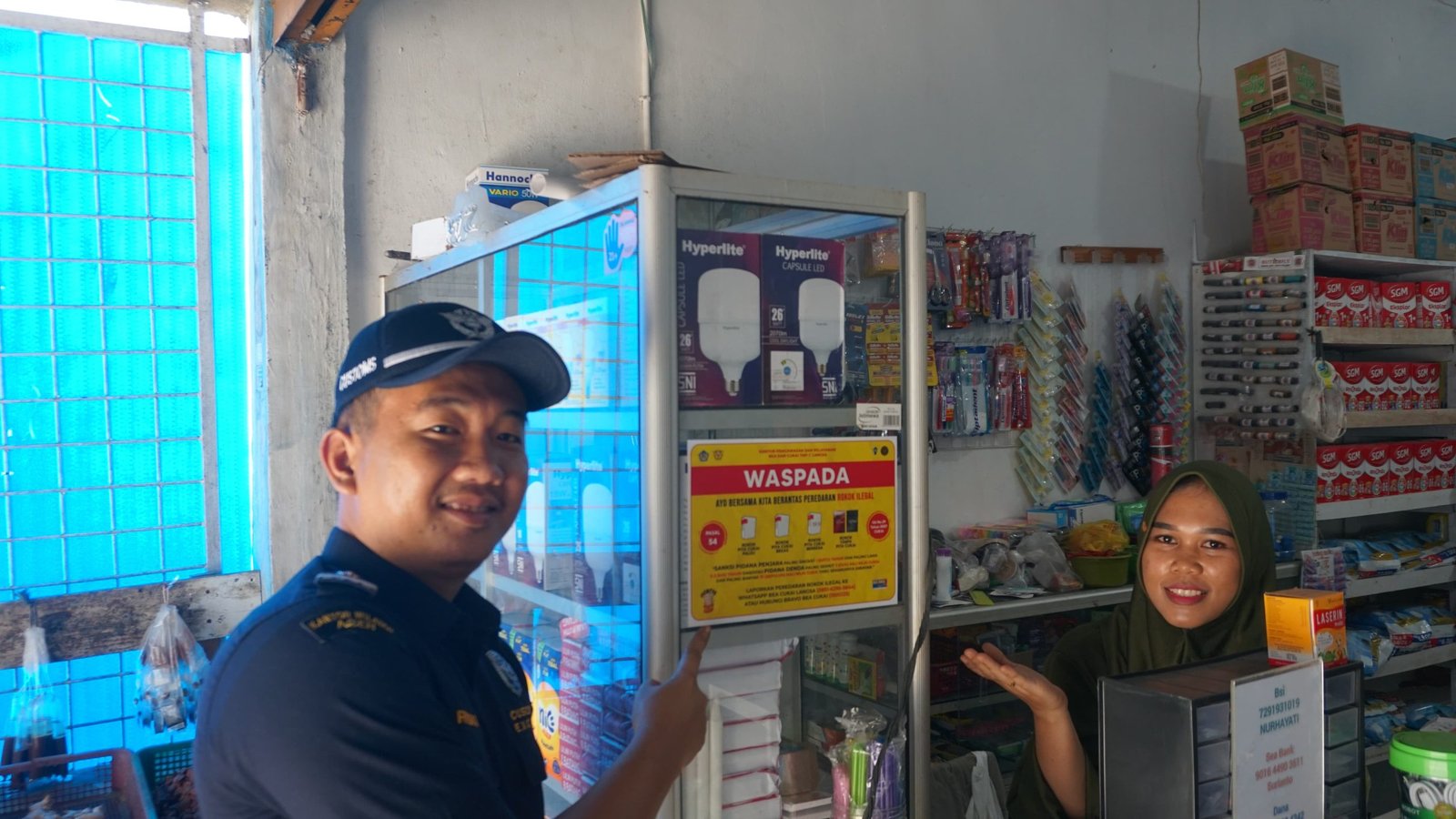 Petugas Bea Cukai Langsa melakukan sosialisasi ke warung di wilayah Aceh Tamiang (Foto: zulfitra/gpriority).