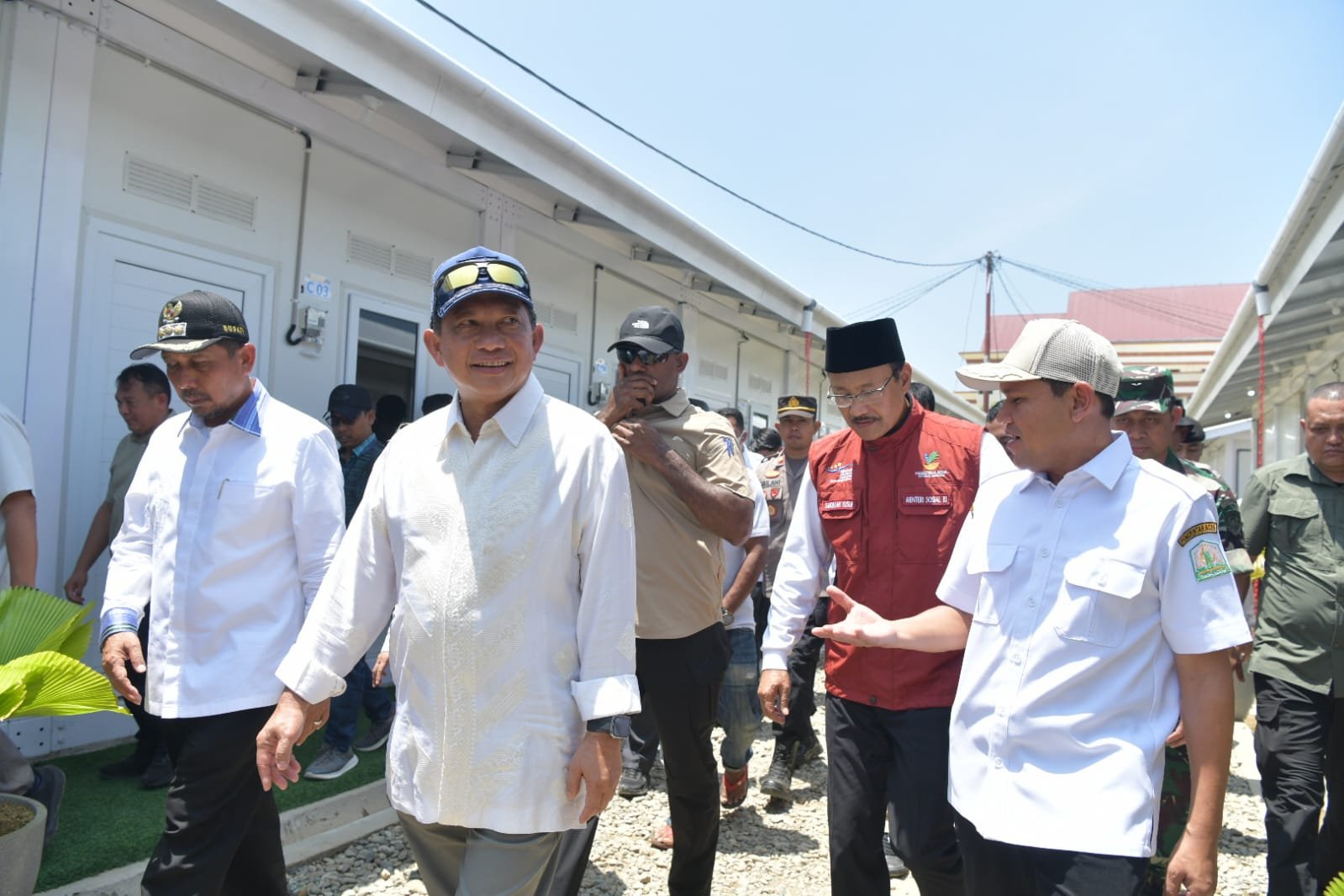 Wakil Gubernur Aceh Fadhlullah mendampingi Menteri Dalam Negeri RI Tito Karnavian dan Menteri Sosial RI Saifullah Yusuf dalam rangkaian kunjungan kerja ke Kabupaten Pidie Jaya, Jumat (6/3/2026), guna meninjau hunian sementara serta menyerahkan bantuan bagi masyarakat terdampak bencana hidrometeorologi. (Foto: Humas Pemprov Aceh).