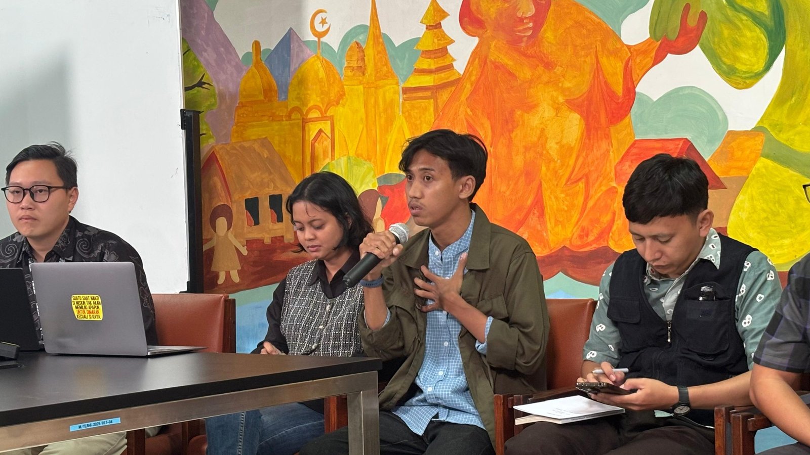 Reza Sudrajat dengan tegas menggugat UU APBN 2026 dan menyebut Program MBG 'menyusahkan' guru honorer/Foto : Dok. GPriority (Nindya Farhah Azzahrah)