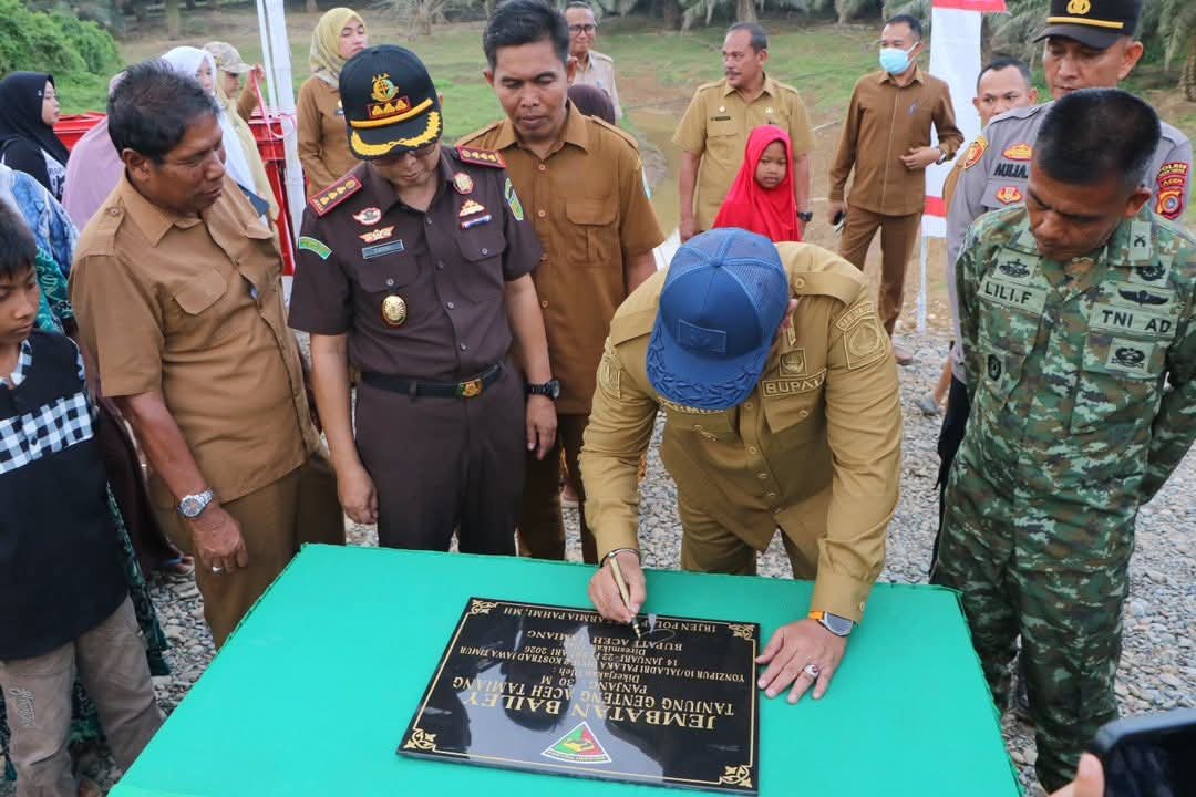 Bupati Aceh Tamiang, Aceh, Armia Pahmi menandatangani prasasti tanda peresmian Jembatan Bailey di Kecamatan Kejuruan Muda. Senin (9/3). Foto: zulfitra/gpriority