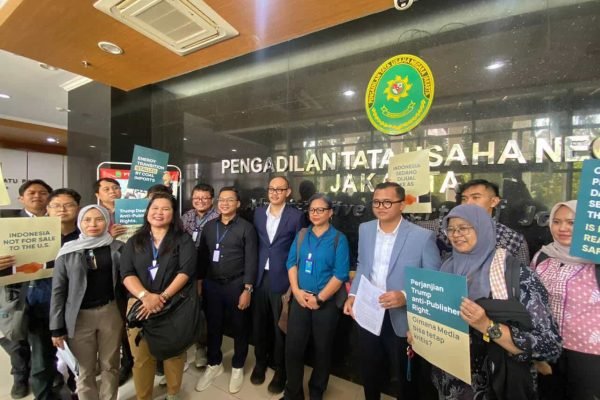Koalisi Masyarakat Sipil menyerahkan gugatan kepada Presiden Prabowo atas perjanjian dagang RI-AS (ART)/Foto : Dok. CELIOS