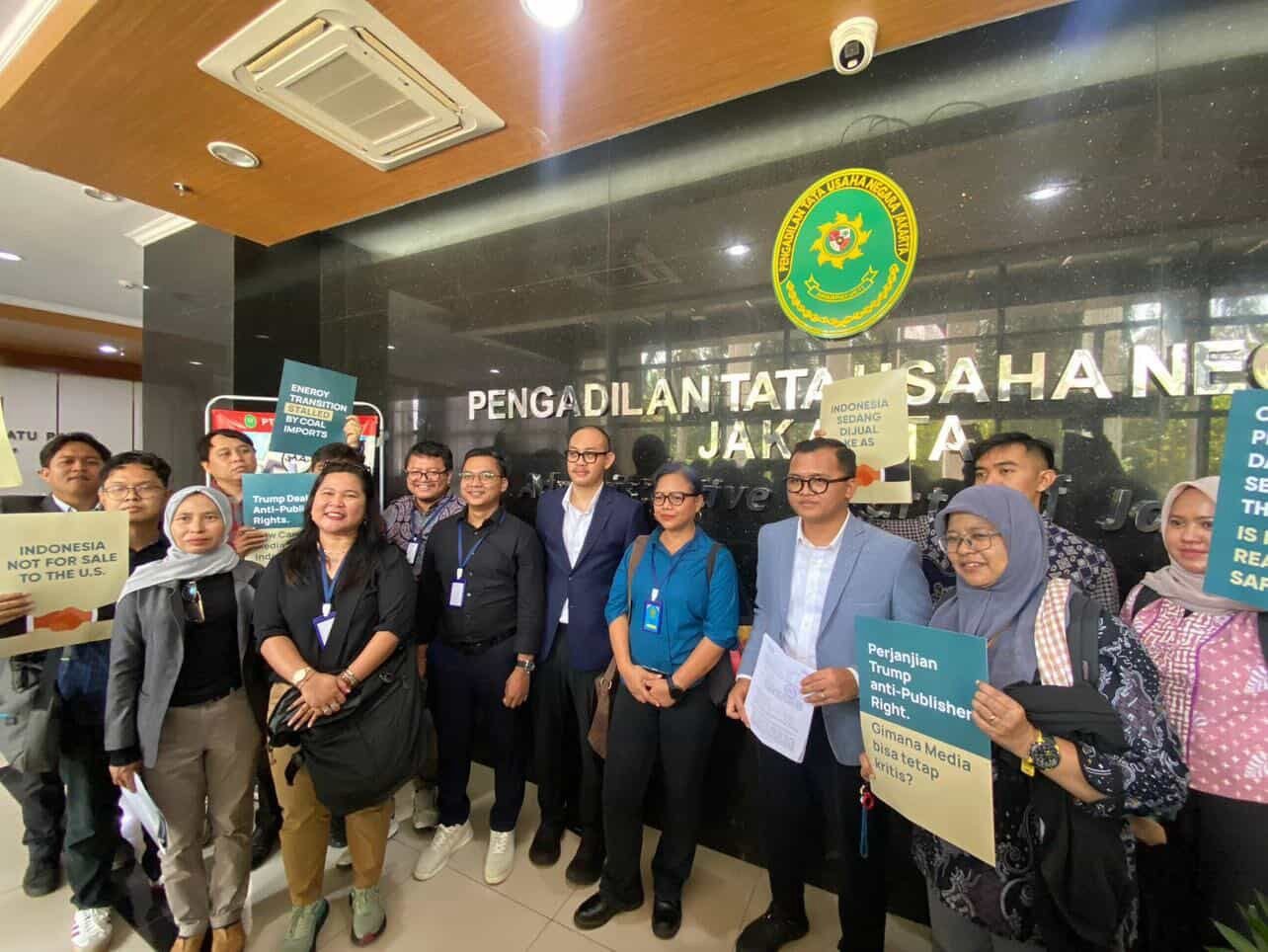 Koalisi Masyarakat Sipil menyerahkan gugatan kepada Presiden Prabowo atas perjanjian dagang RI-AS (ART)/Foto : Dok. CELIOS