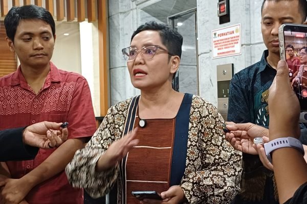 Perwakilan Aliansi Ibu Indonesia, Anet usai melakukan mengajukan permohonan uji materi (judicial review) terhadap Undang-Undang APBN terkait kebijakan program Makan Bergizi Gratis (MBG) ke Mahkamah Konstitusi (MK), Jakarta, Selasa (10/3). Foto: GPriority/Dimas A Putra