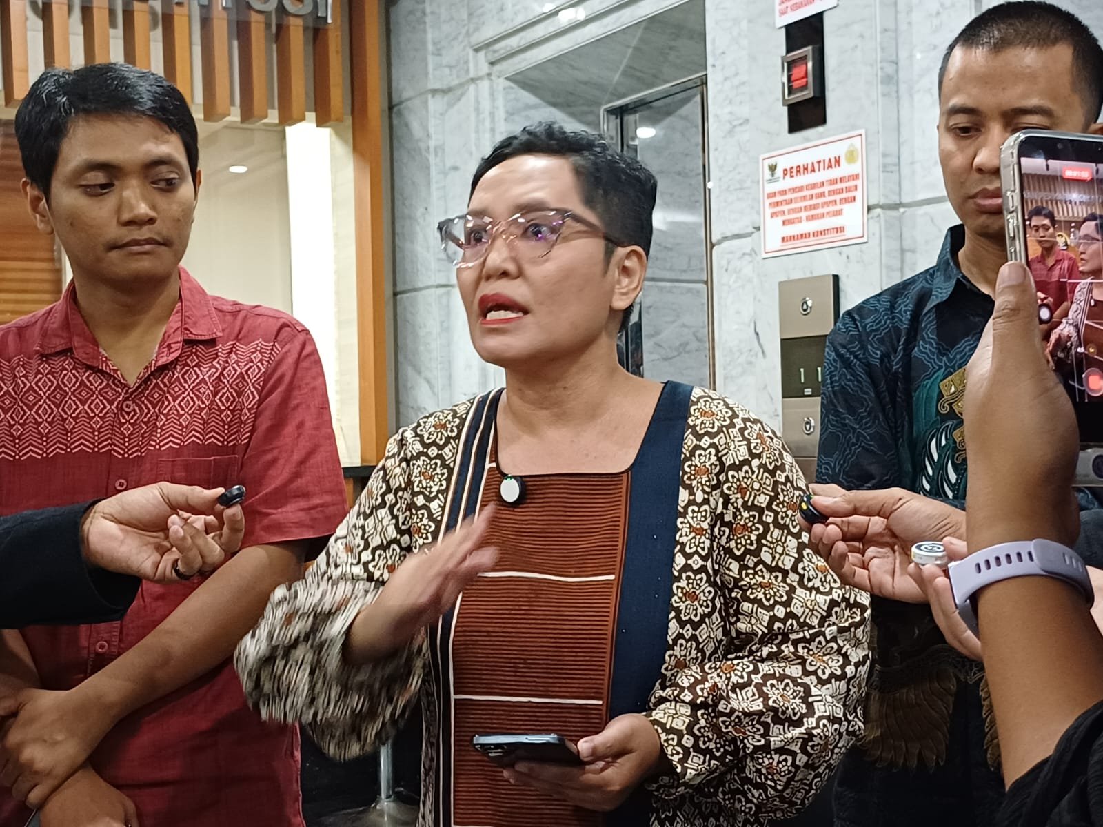 Perwakilan Aliansi Ibu Indonesia, Anet usai melakukan mengajukan permohonan uji materi (judicial review) terhadap Undang-Undang APBN terkait kebijakan program Makan Bergizi Gratis (MBG) ke Mahkamah Konstitusi (MK), Jakarta, Selasa (10/3). Foto: GPriority/Dimas A Putra