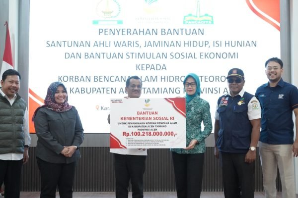 Penyerahan bantuan secara simbolis kepada korban banjir di Aceh Tamiang. Foto: zulfitra/gpriority