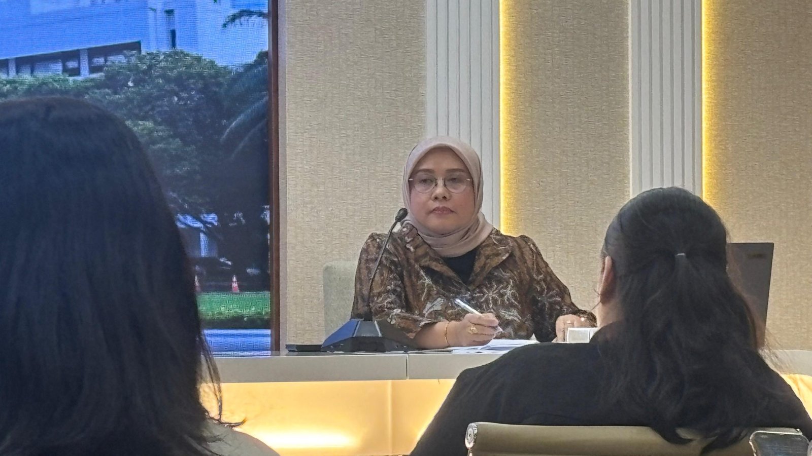 Plt Direktur Perlindungan Warga Negara Indonesia Kementerian Luar Negeri RI (Kemlu RI), Heni Hamidah, pada agenda konferensi pers di Gedung Kemlu RI, Jumat (13/3)/Foto : Dok. GPriority (Nindya Farhah Azzahrah)