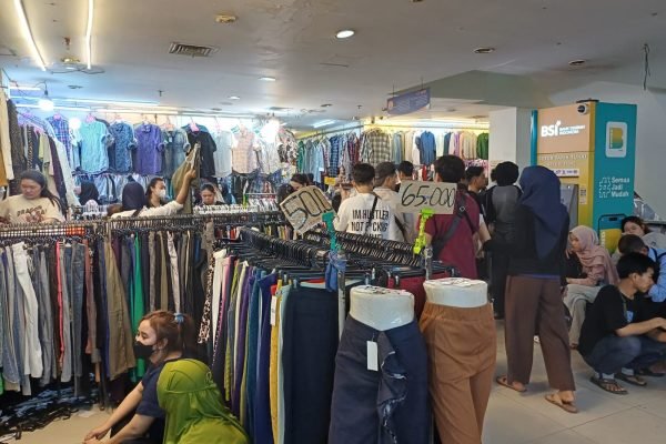 Salah satu toko penjual pakaian bekas di Pasar Senen, Jakarta. Foto: GPriority/Dimas A Putra