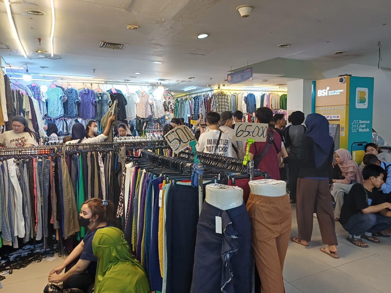 Salah satu toko penjual pakaian bekas di Pasar Senen, Jakarta. Foto: GPriority/Dimas A Putra