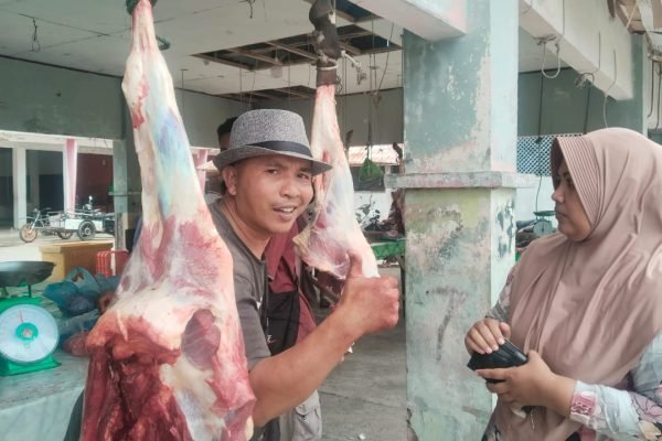 Penjual Daging Sapi di Pasar Kota Kualasimpang, Kabupaten Aceh Tamiang, Aceh. Foto: zulfitra/gpriority