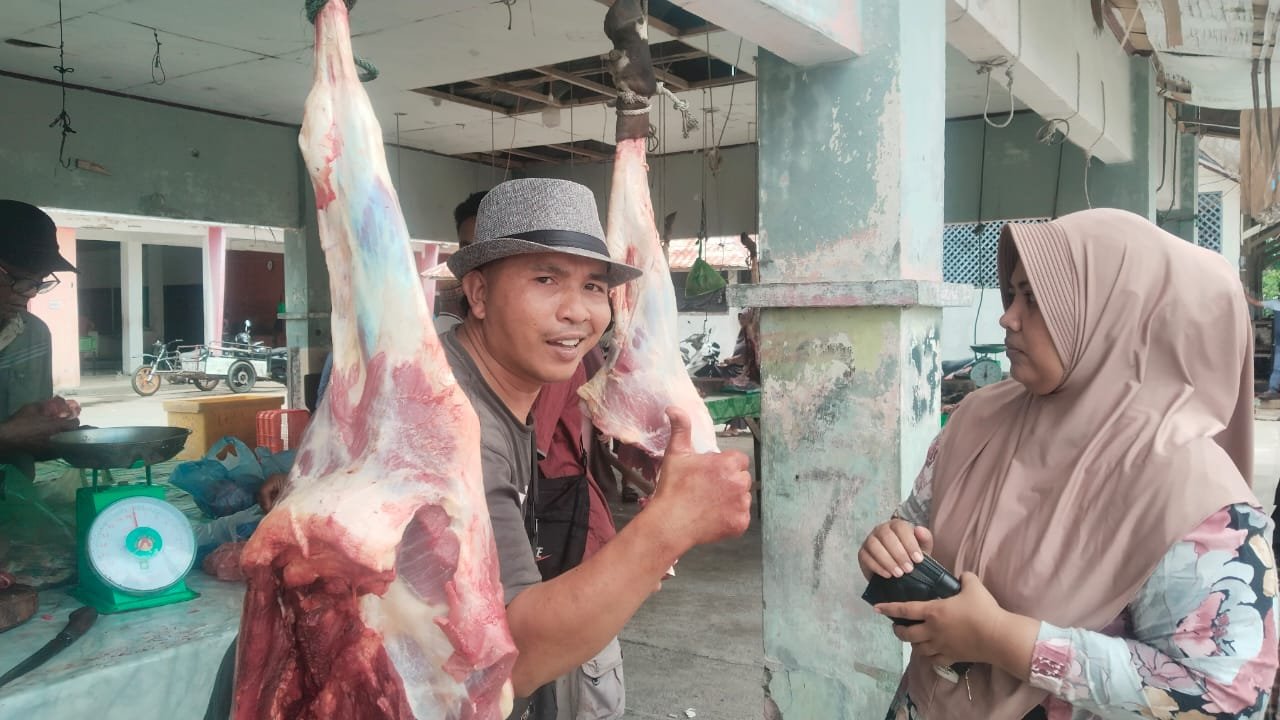 Penjual Daging Sapi di Pasar Kota Kualasimpang, Kabupaten Aceh Tamiang, Aceh. Foto: zulfitra/gpriority