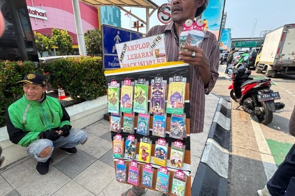 Samiaji, penjual amplop Lebaran di depan Metropolitan Mall, Bekasi Selatan, saat diwawancarai GPriority pada Rabu (18/3)/Foto : Dok. GPriority (Nindya Farhah Azzahrah)