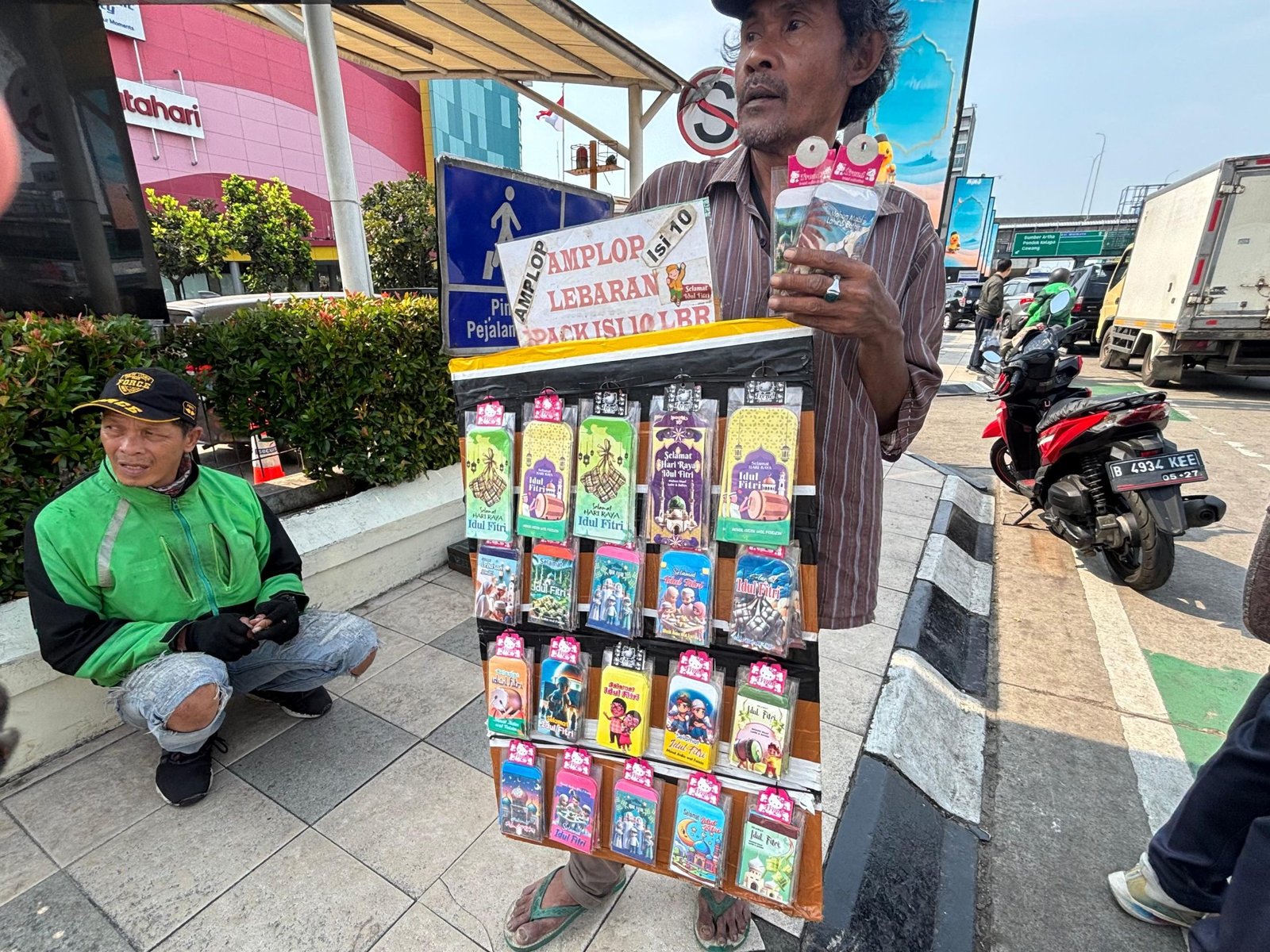 Samiaji, penjual amplop Lebaran di depan Metropolitan Mall, Bekasi Selatan, saat diwawancarai GPriority pada Rabu (18/3)/Foto : Dok. GPriority (Nindya Farhah Azzahrah)