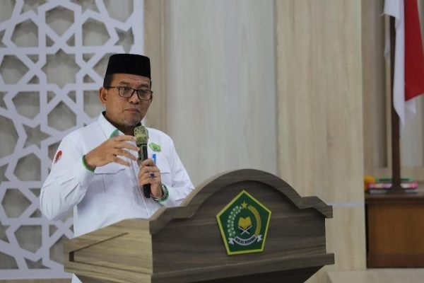 Kepala Kantor Wilayah Kementerian Agama Provinsi Aceh, Drs H Azhar. Foto: istimewa