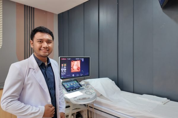 Dr. Abdul Malik Yoga, SpOG, Spesialis Obstetri dan Ginekologi di RS Kemang Medical Care, saat diwawancari GPriority terkait kondisi varises vagina pada Senin (30/3)/Foto : Dok. GPriority/ Rizki Dimuharram
