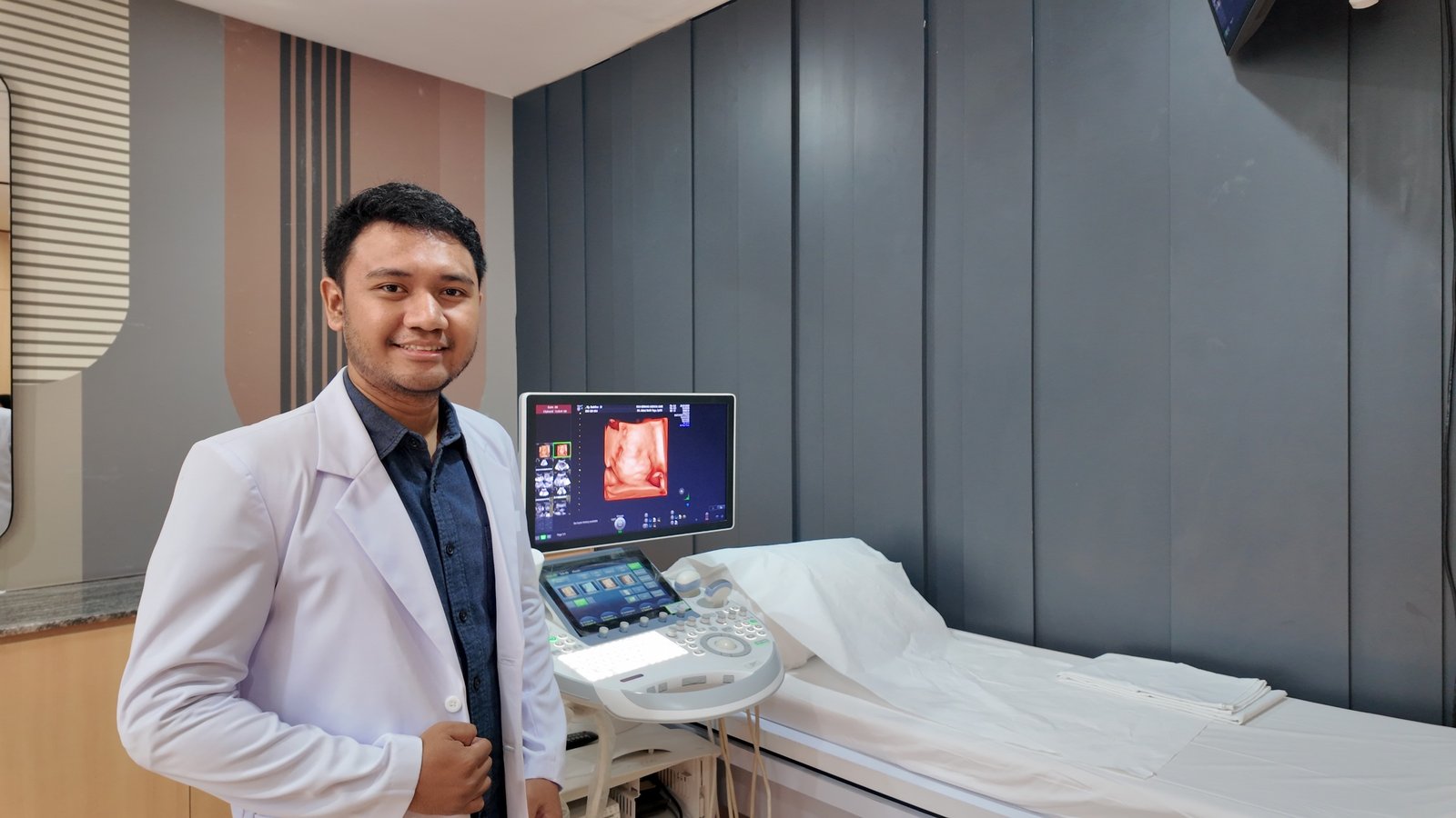 Dr. Abdul Malik Yoga, SpOG, Spesialis Obstetri dan Ginekologi di RS Kemang Medical Care, saat diwawancari GPriority terkait kondisi varises vagina pada Senin (30/3)/Foto : Dok. GPriority/ Rizki Dimuharram