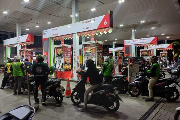 Anteran kendaraan di SPBU Cikini, Jakarta, Selasa (31/3). Foto: GPriority/Dimas A Putra