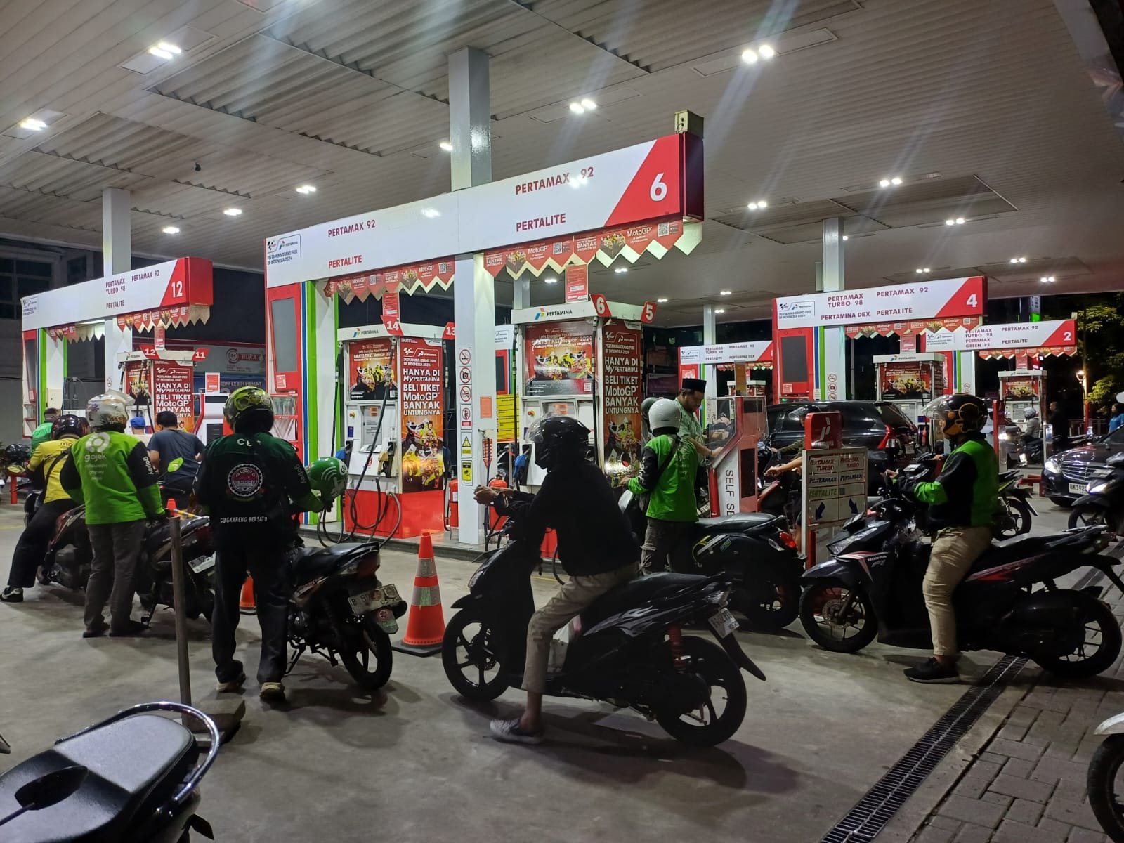 Anteran kendaraan di SPBU Cikini, Jakarta, Selasa (31/3). Foto: GPriority/Dimas A Putra