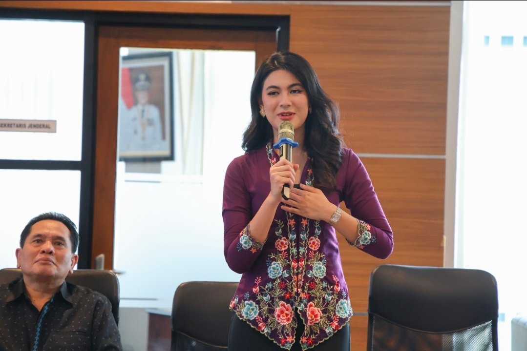Finalis Putri Indonesia 2026, Karina Maudi Widodo atau Karina Moudy kembali mengunjungi Kantor Sekretariat Asosiasi Pemerintah Kabupaten Seluruh Indonesia (Apkasi), Jakarta, Selasa (31/3). Foto: dok.Apkasi
