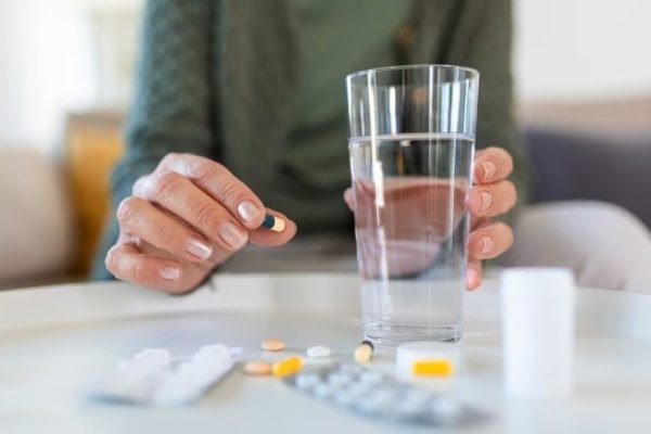 Ilustrasi minum obat. Foto: freepik