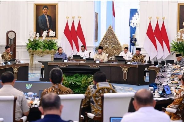 Presiden Prabowo Subianto menggelar silaturahmi dan diskusi strategis bersama sejumlah tokoh nasional di Istana Merdeka, Selasa (3/3) malam. Foto: BPMI Setpres/Muchlis Jr