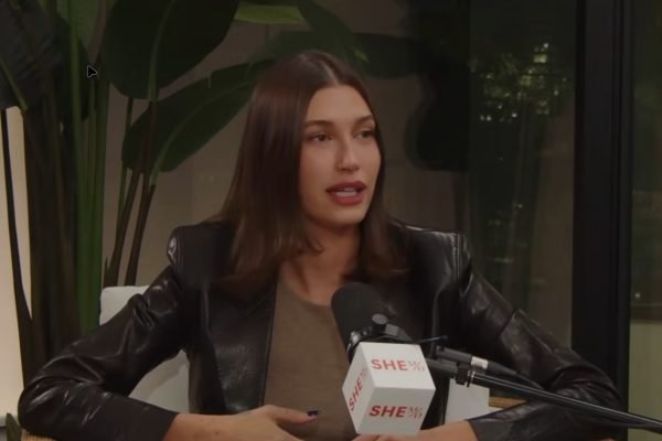 Hailey Bieber saat bercerita kisah kehamilannya saat menderita septum uterus, di podcast SHE MD, yang tayang pada Rabu (4/3) kemarin/Foto : Dok. Tangkapan Layar YouTube SHE MD Podcast