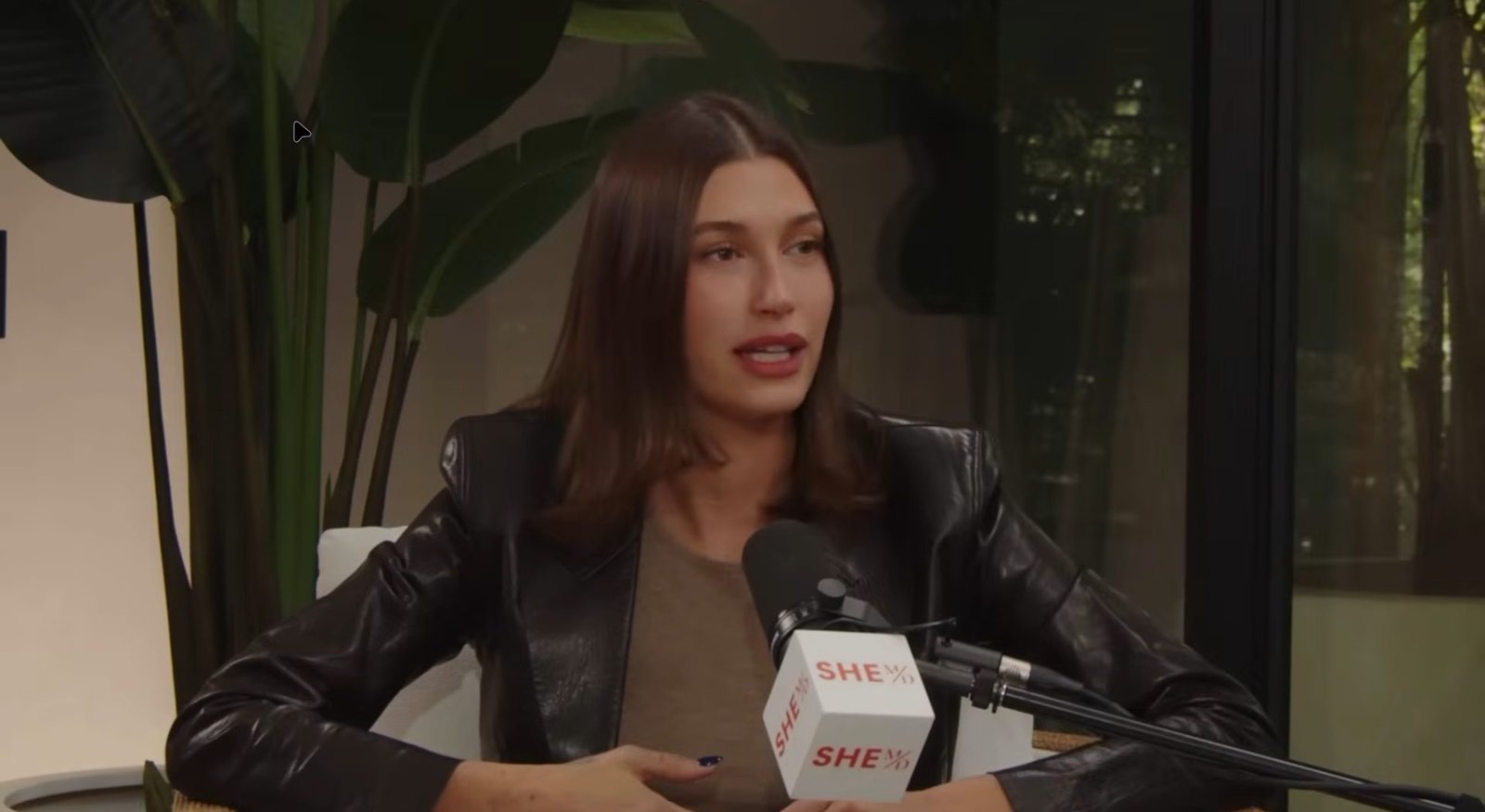 Hailey Bieber saat bercerita kisah kehamilannya saat menderita septum uterus, di podcast SHE MD, yang tayang pada Rabu (4/3) kemarin/Foto : Dok. Tangkapan Layar YouTube SHE MD Podcast