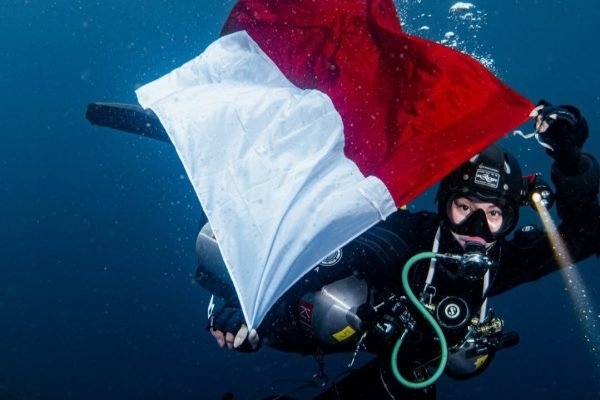 Aktris sekaligus penyelam profesional, Kirana Larasati, berhasil menorehkan rekor baru setelah melakukan penyelaman ekstrem hingga kedalaman 127 meter di perairan Tulamben. Foto: Instagram/kiranalarasati