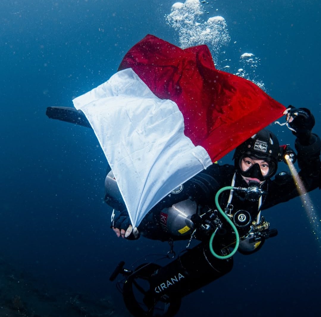 Aktris sekaligus penyelam profesional, Kirana Larasati, berhasil menorehkan rekor baru setelah melakukan penyelaman ekstrem hingga kedalaman 127 meter di perairan Tulamben. Foto: Instagram/kiranalarasati