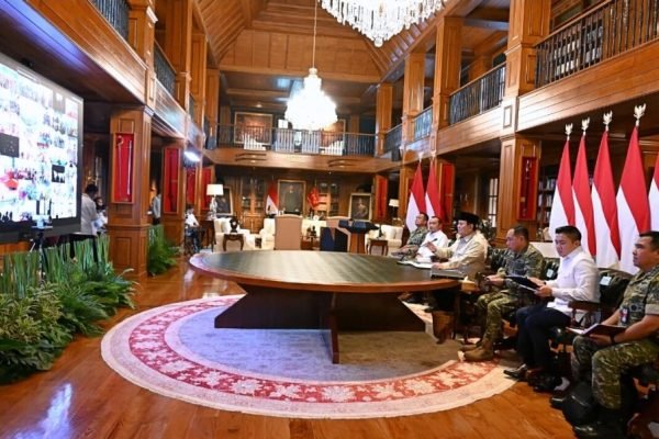 Presiden Prabowo Subianto meresmikan 218 jembatan di berbagai wilayah di Indonesia yang digelar secara hybrid melalui konferensi video dari kediaman pribadinya di Hambalang, Bogor, Jawa Barat, Senin (9/3) Foto: BPMI Setpres/Muchlis Jr