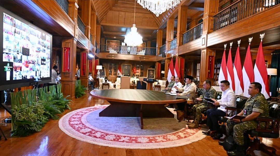 Presiden Prabowo Subianto meresmikan 218 jembatan di berbagai wilayah di Indonesia yang digelar secara hybrid melalui konferensi video dari kediaman pribadinya di Hambalang, Bogor, Jawa Barat, Senin (9/3) Foto: BPMI Setpres/Muchlis Jr