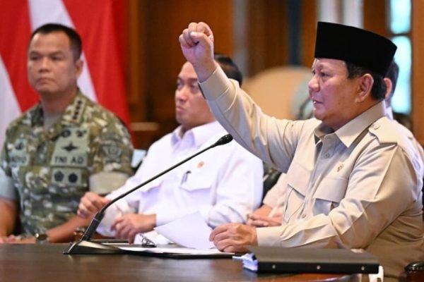 Presiden Prabowo Subianto melalui konferensi video dari kediaman pribadinya di Hambalang, Bogor, Jawa Barat, Senin (9/3). Foto: BPMI Setpres/Muchlis Jr