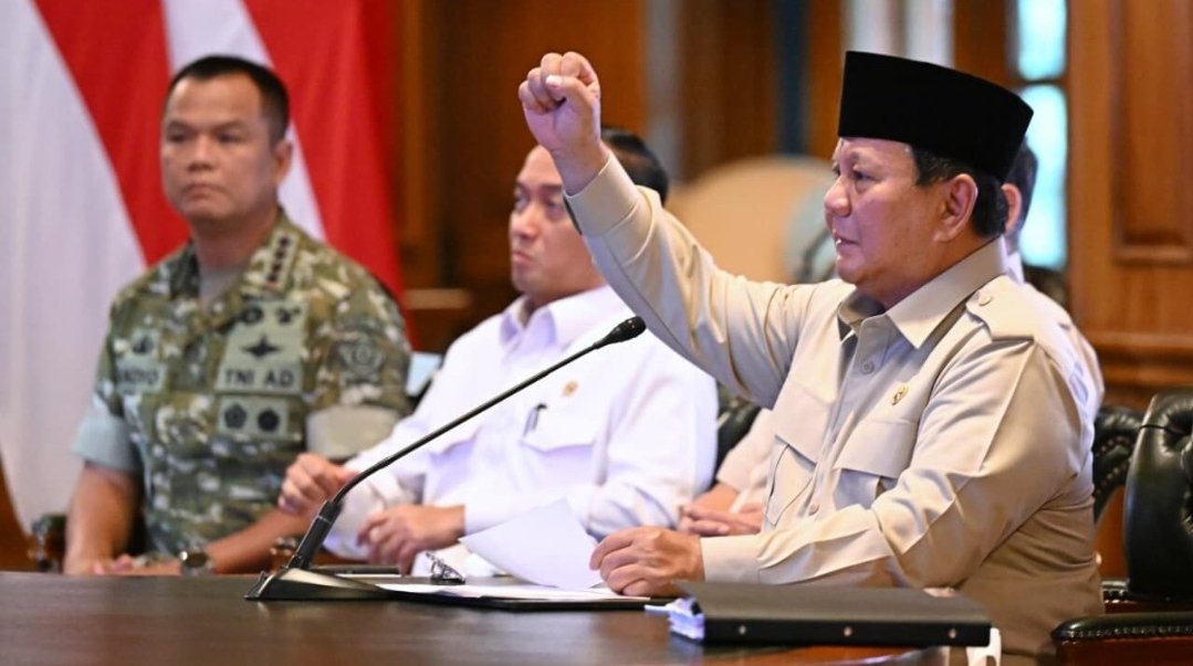 Presiden Prabowo Subianto melalui konferensi video dari kediaman pribadinya di Hambalang, Bogor, Jawa Barat, Senin (9/3). Foto: BPMI Setpres/Muchlis Jr